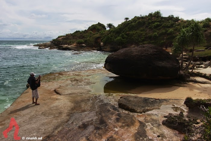 Memotret Batu Tunas Kelapa