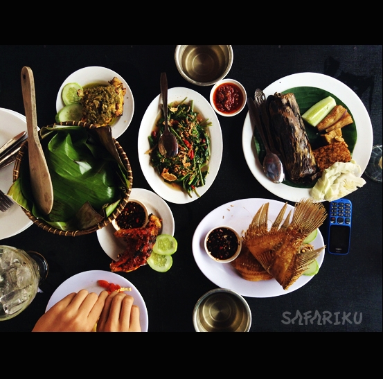 Makan Nasi Bakar di Saung Bambu Trisa
